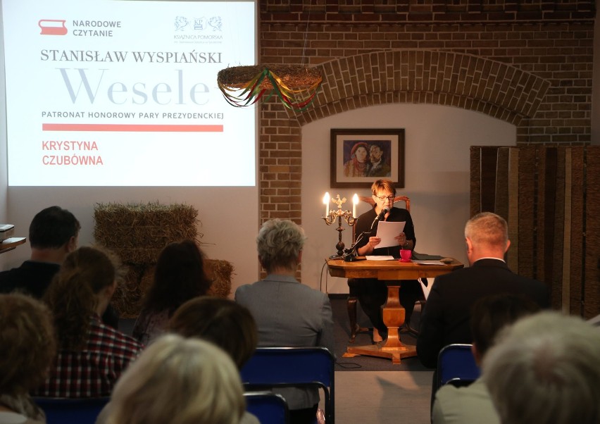 Aktorzy, artyści, dziennikarze oraz mieszkańcy Szczecina czytają "Wesele" [zdjęcia] 