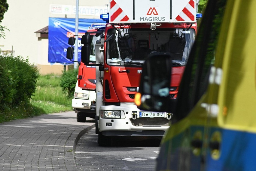 Wałbrzych: Przez okna do mieszkanek osiedla w poważnych tarapatach. Strażacy ratują życie [FOTO]