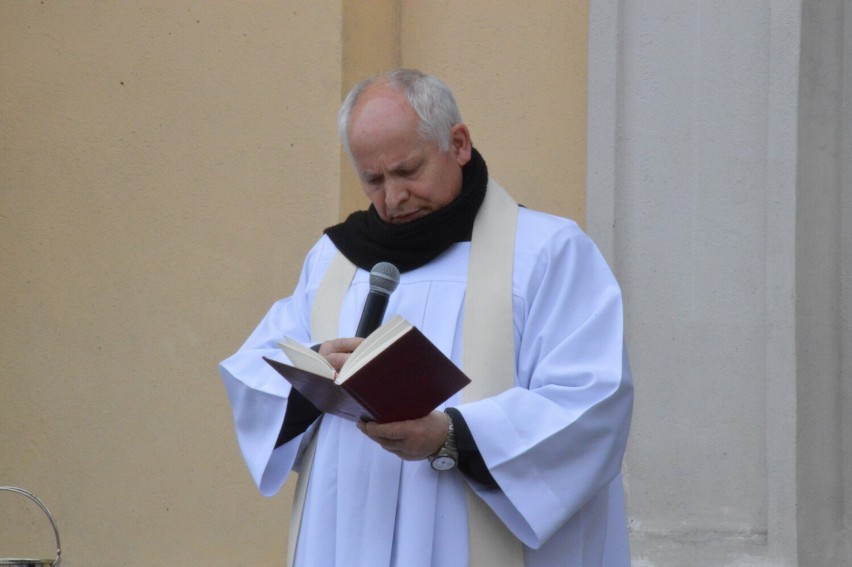 Ksiądz Edmund Magdziarz podczas posługi w Rawiczu