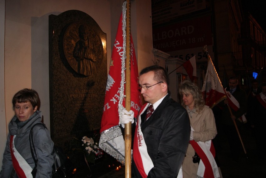 "Solidarność" złożyła kwiaty pod pomnikiem ks. Popiełuszki