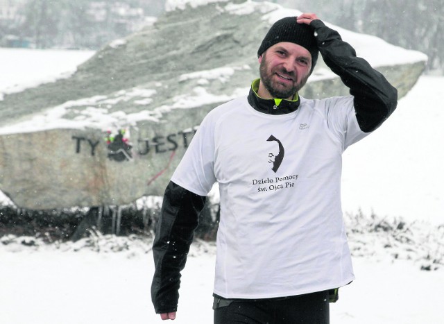 Brat Mariusz Leszczak, kapucyn, trenuje przed biegiem