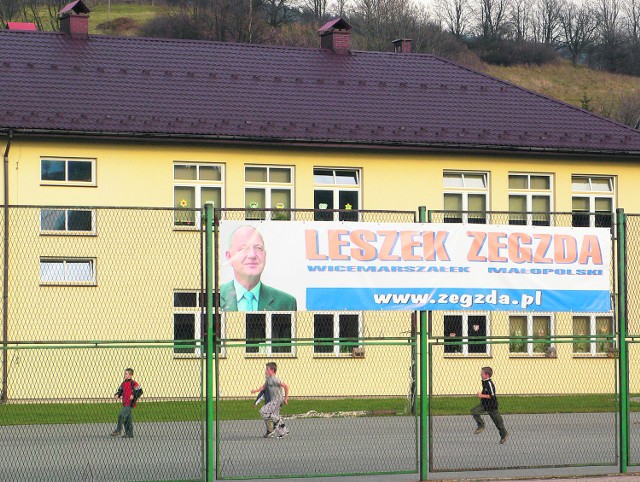 Baner wyborczy wicemarszałka Leszka Zegzdy na ogrodzeniu szkolnym w Łabowej