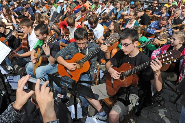 26 sierpnia ponad 300 gitarzystów zagrało przebój Bryana Adamsa "Summer of  69".