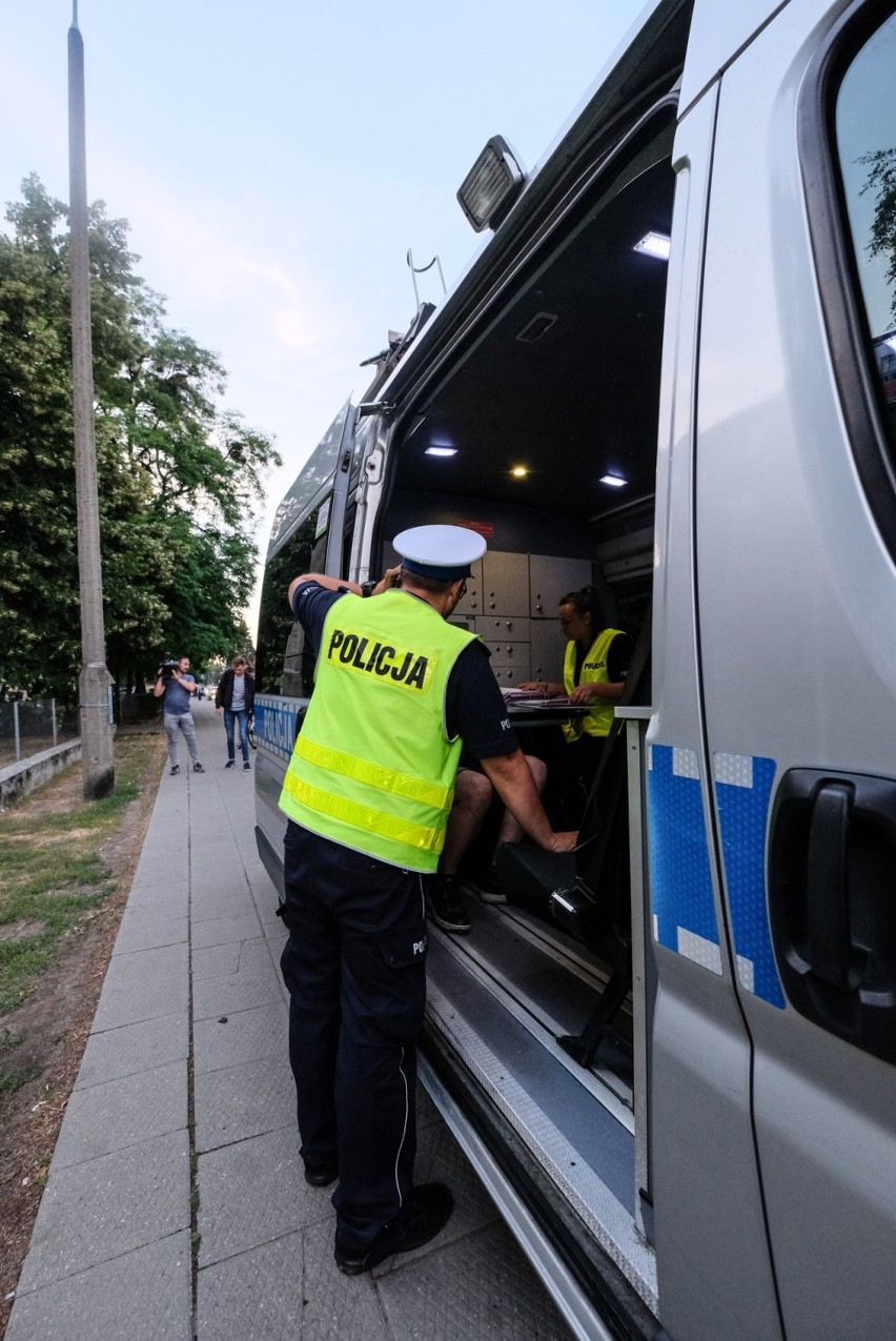 Poznań: 18-latek dachował autem na minuty na Szamotulskiej. Jaką poniesie karę?