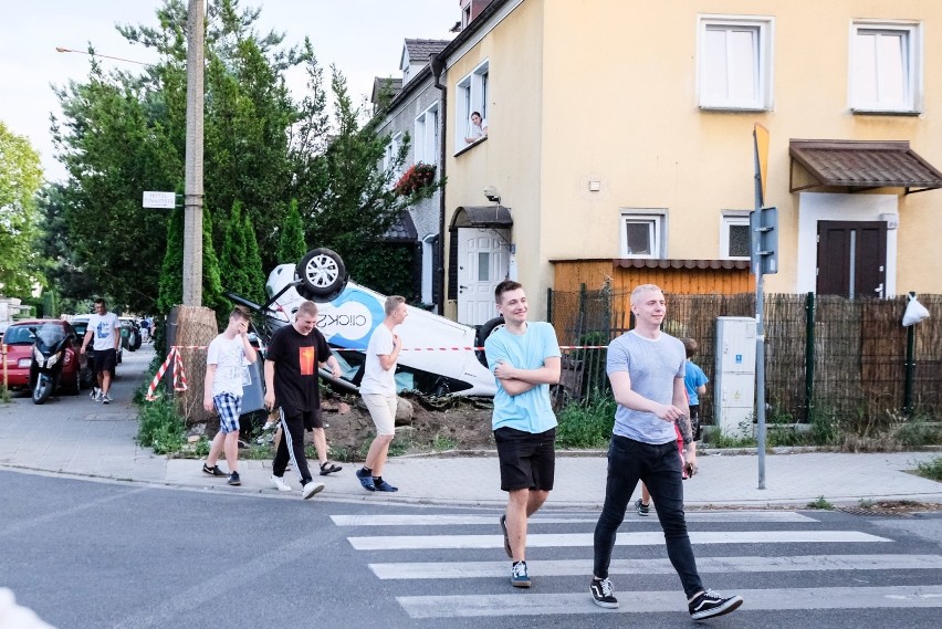 Poznań: 18-latek dachował autem na minuty na Szamotulskiej. Jaką poniesie karę?