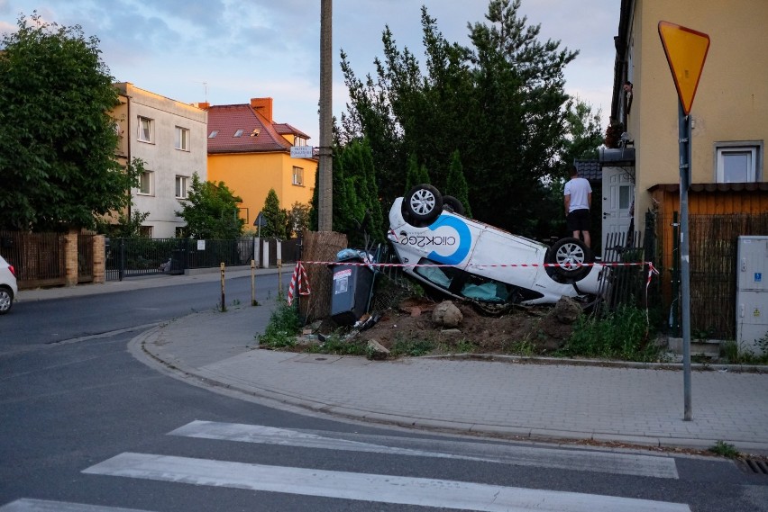 Poznań: 18-latek dachował autem na minuty na Szamotulskiej. Jaką poniesie karę?