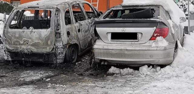 42-latek ogień podłożył pod opla, ale zapalił się także stojący tuż obok mercedes.