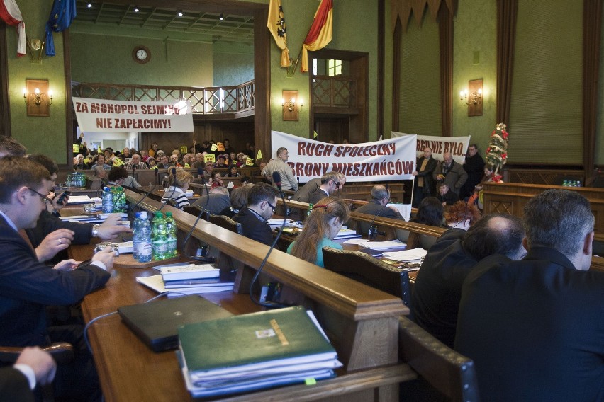 Protest przeciw podwyżkom cen śmieci (ZDJĘCIA)