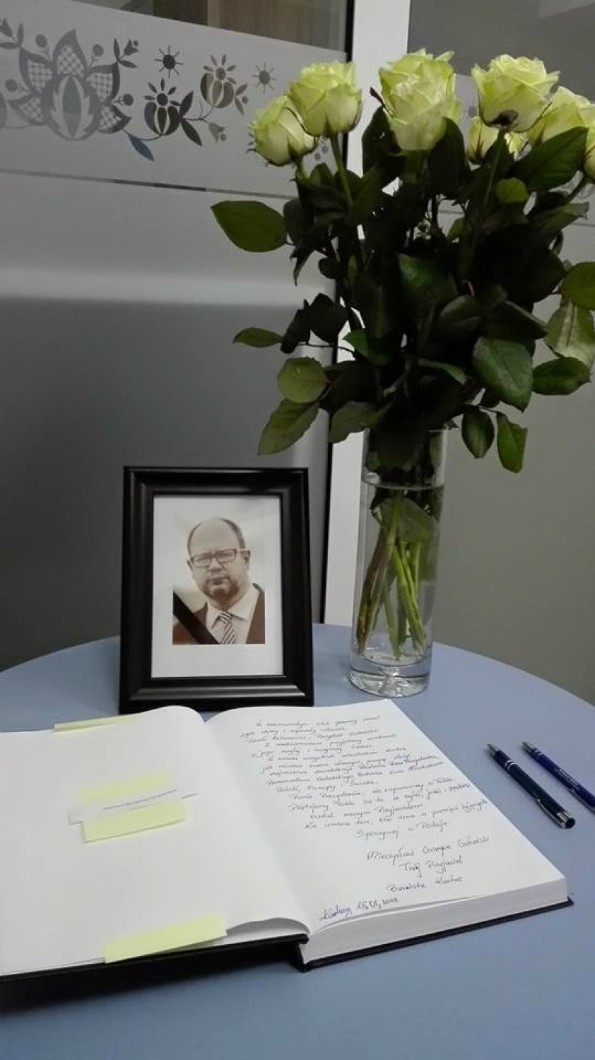 W Urzędzie Miejskim w Kartuzach wyłożono księgę kondolencyjną