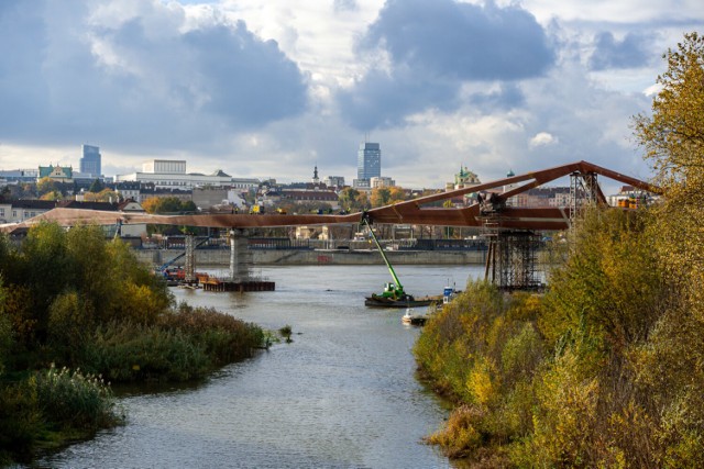Budowa mostu na Pragę idzie zgodnie z planem. Zakończono montaż krzyżulców