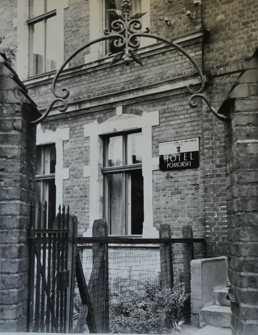 1956. Wejście do Hotelu Pomorskiego.
