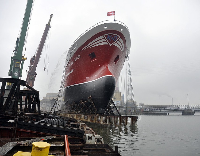 Gdańsk: Wodowanie kadłuba statku rybackiego &quot;Mrs Doyle&quot; (ZDJĘCIA)