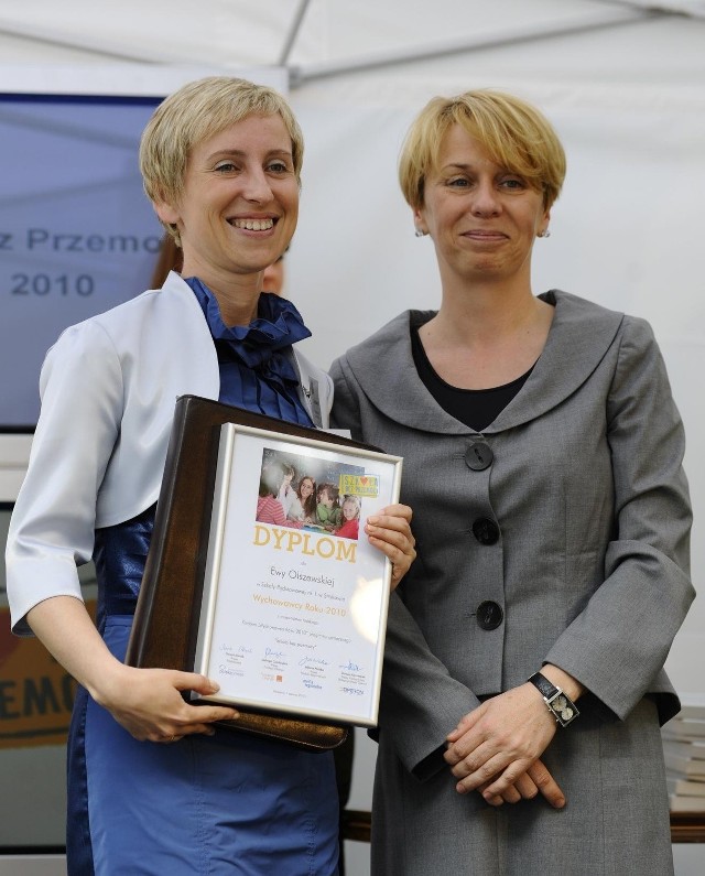 Przed rokiem Wychowawczynią Roku w Łódzkiem została Ewa Olszewska (z lewej strony zdjęcia), nauczycielka ze Szkoły Podstawowej nr 1 w Strykowie.
