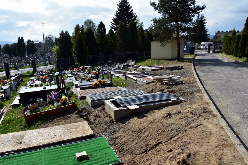 Do nowego cmentarza jeszcze daleka droga. Na stary jeszcze jest trochę miejsca