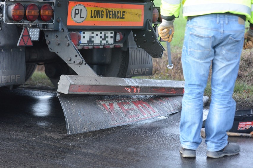 Zderzenie dwóch cieżarówek i busa w Małych Szczepankach [zdjęcia]