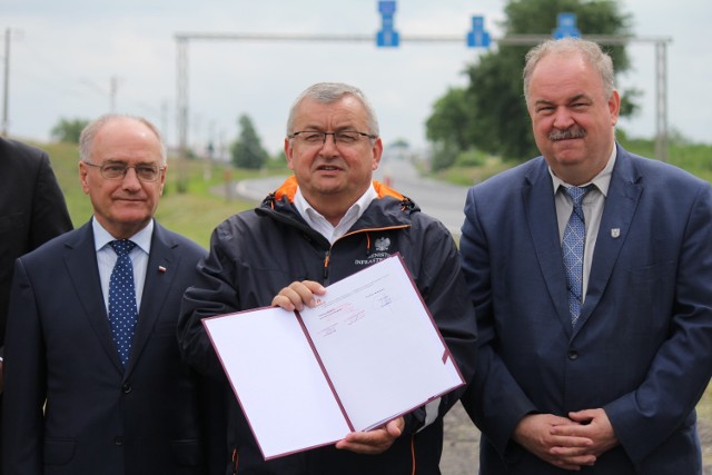 Dzisiaj, w obecności ministra infrastruktury Andrzeja Adamczyka, została popisana umowa na rozbudowę drogi krajowej DK 28 z Przemyśla do polsko-ukraińskiego przejścia granicznego w Medyce.