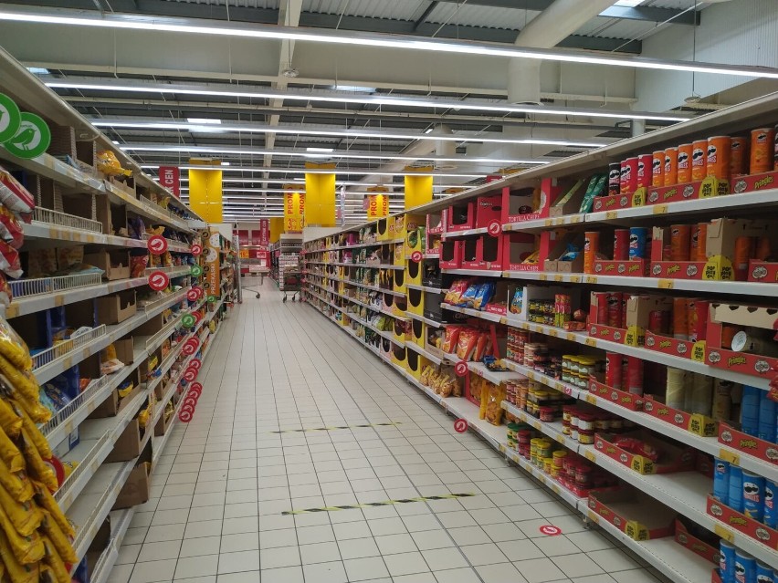 Auchan, Leroy Merlin i Decathlon w Legnicy świecą pustkami