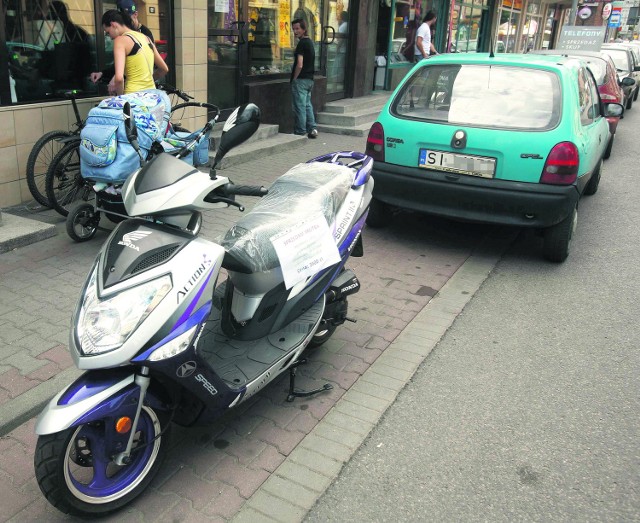 Te trzy pojazdy były całodzienną ofertą handlową na niewielkim siemianowickim parkingu