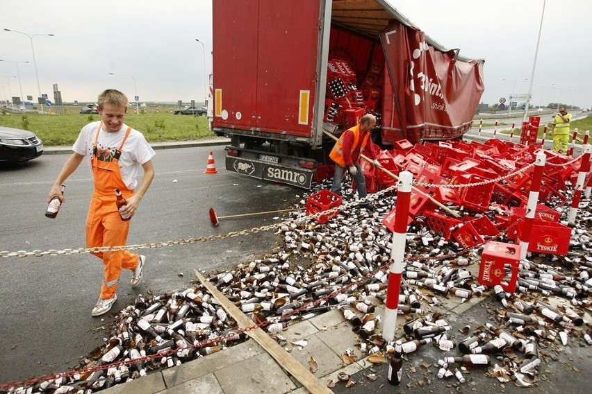 Wrocław: Ciężarówka przechyliła się na rondzie, piwo wypadło na ulicę (ZDJĘCIA)