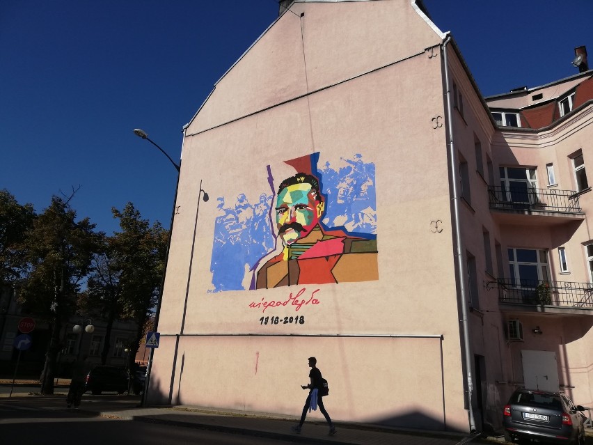 Mural z okazji 100-lecia odzyskania niepodległości na kamienicy przy ul. św. Antoniego w Tomaszowie Mazowieckim [ZDJĘCIA]