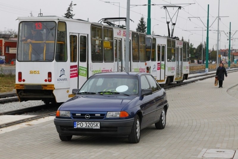 Poznań: Tłumy przy cmentarzach. Policjanci kierują ruchem [ZDJĘCIA]