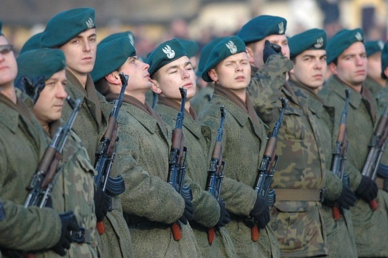 Strażak w mundurze książki na ulicy nie poczyta... Regulamin zabrania