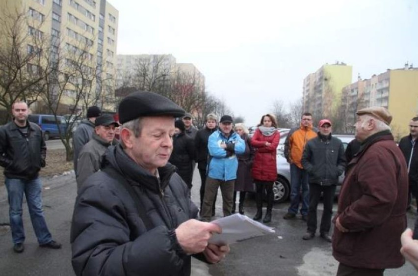  Mieszkańcy osiedla Świętokrzyskiego w Kielcach walczą o swój parking (WIDEO, zdjęcia)