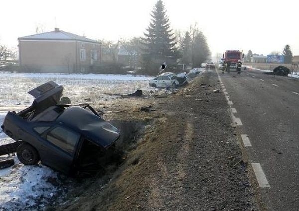 4 lutego w Turowie 24-letni kierowca próbował wymijać auto,...