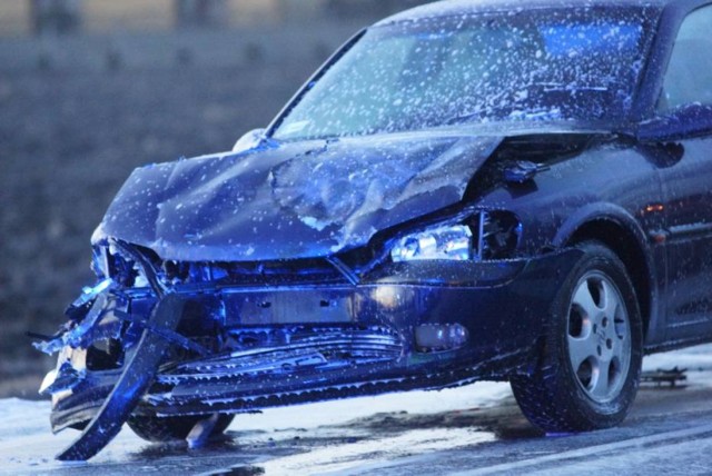 Do zderzenia dwóch aut doszło w Russowie pod Kaliszem na drodze krajowej nr 25. Na tył volkswagena passata najechał opel vectra, który zaczął się palić. Jedna osoba trafiła do szpitala w Kaliszu.

Więcej:
Zderzenie aut w Russowie pod Kaliszem. Jedno z nich zaczęło się palić