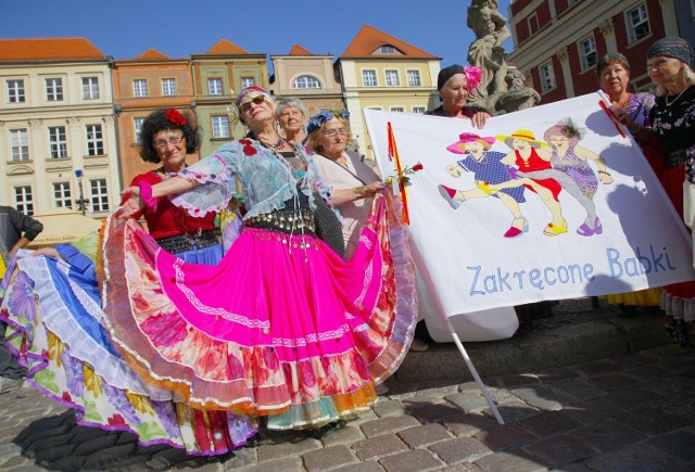 seniorzy przeszli w barwnym, radosnym korowodzie ulicą Paderewskiego na plac Wolności