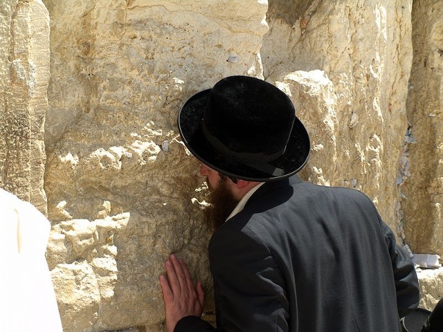 Źródło: http://commons.wikimedia.org/wiki/File:A_man_prays_at_the_Western_Wall_in_Jerusalem.jpg