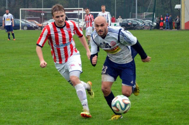 Dawid Dynarek (z prawej) był wiodącą postacią w Sole w meczu przeciwko rezerwom Cracovii (1:1).