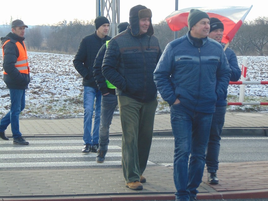 Protest rolników. Gospodarze z powiatu pleszewskiego blokowali przejazd na drodze krajowej nr 12 w Przydziałkach