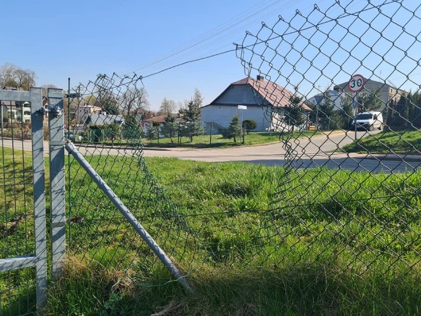 Uszkodzili ogrodzenie stadionu w Górze Puławskiej. Urządzili grilla na murawie