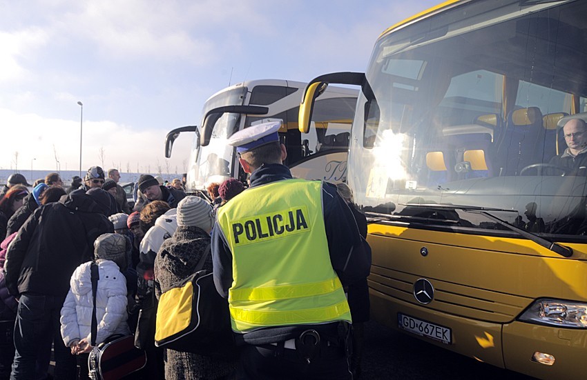 Pomorze. Policja sprawdza autokary wiozące dzieci na ferie zimowe FOTO