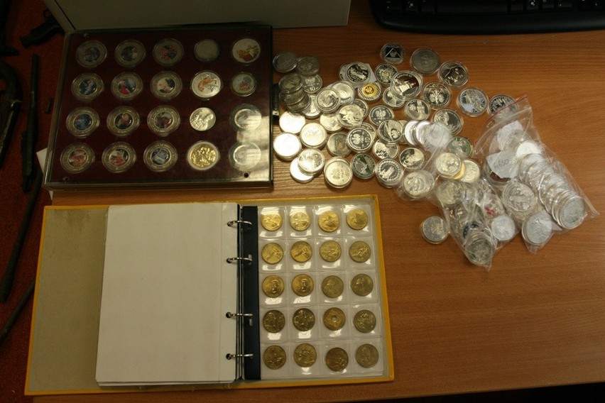 Akcja CBŚ w Lublinie: 37-latek handlował nielegalną bronią i numizmatami (ZDJĘCIA, WIDEO)