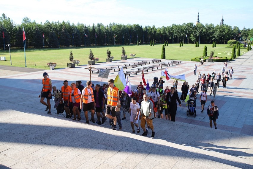 Pielgrzymki z Gdańska i Gdyni  zatrzymały się na chwilę wytchnienia w licheńskim sanktuarium (Zdjęcia)