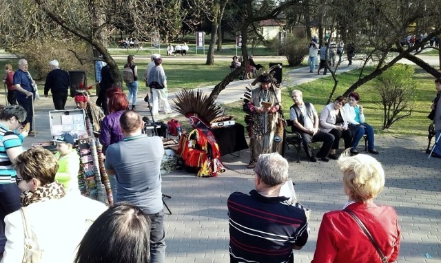 Ciechocinek to zakłady przyrodolecznicze, pijalnia w&oacute;d mineralnych, hotele, restauracje, warzelnia soli. Część uzdrowiskowa bogata jest w zieleń park&oacute;w, skwer&oacute;w, kwietnik&oacute;w i dywan&oacute;w kwiatowych. Fot. Karol Szmagalski