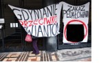 Zamaskowani kibice Arki Gdynia zaatakowali posłów Ruchu Palikota [ZDJĘCIA, FILM]