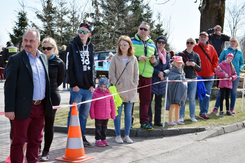 Uczestnicy X Papieskiego Biegu Przełajowego im. Św. Jana Pawła II pokonali trasę Skrzatusz – Stara Łubianka [ZDJĘCIA]