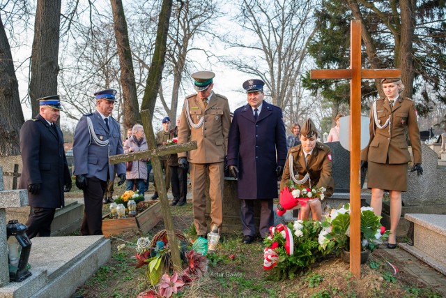 Uroczystości na cmentarzu w Krzyżu. Po mszy złożono kwiaty na grobach żołnierzy wyklętych