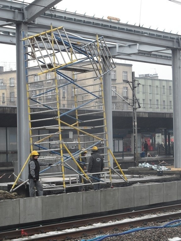 Katowice: Trwa budowa zadaszenia peronu 2 dworca PKP [ZDJĘCIA i WIDEO]