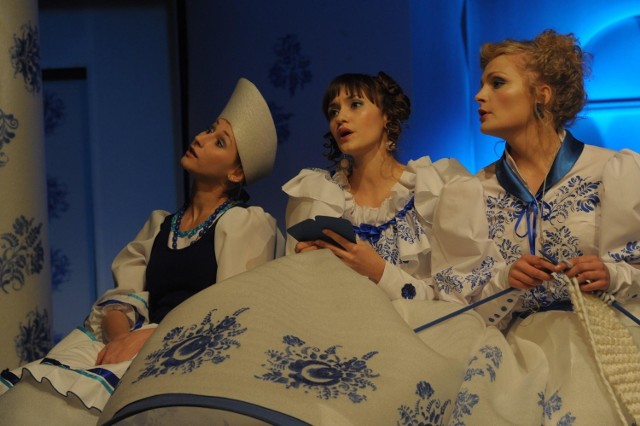 Amantów oczekują (od lewej): służka Duniaszka (Dorota Kuduk), Agafia (Joanna Osyda) i ciotka Arina (Aleksandra Derda)