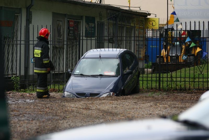 Awaria wodociągowa na ulicy Kartuskiej. Pod samochodem na placu zapadła się ziemie [ZDJĘCIA]