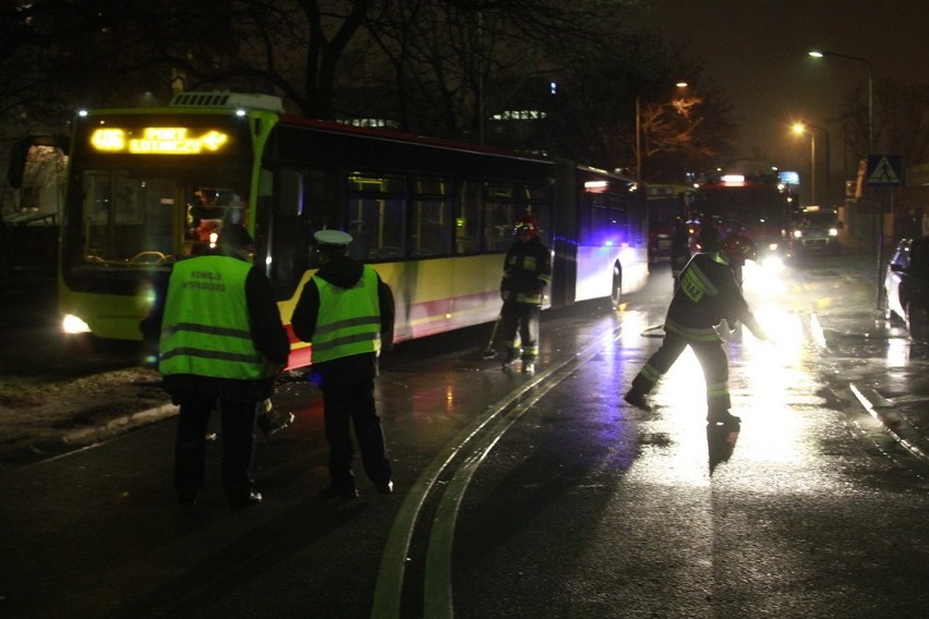 Autobus linii 406 zderzył się z fiatem punto. Jedna osoba została ranna (ZDJĘCIA)