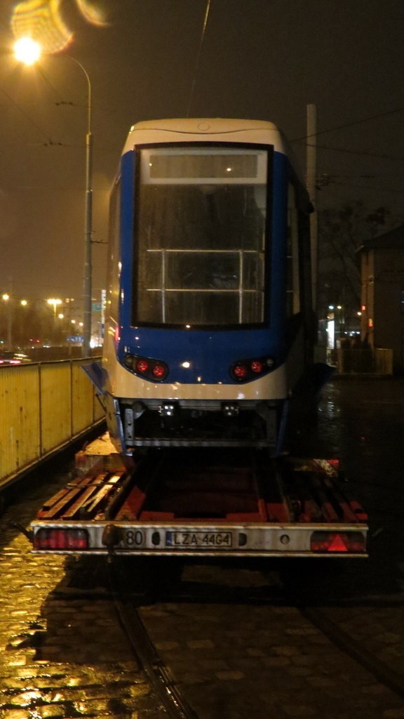 Najdłuższy tramwaj wyruszył w trasę (FILM)