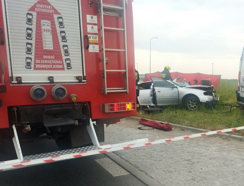 Bardzo groźny wypadek pod Wrocławiem. Kierowca został...