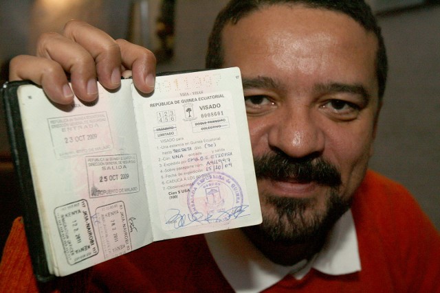 Sławomir Muturi z Łodzi przez 13 lat odwiedził ponad 160 krajów. Na wizy i pieczątki potrzebował 11 paszportów. Dokument musiał wymieniać raz w roku.