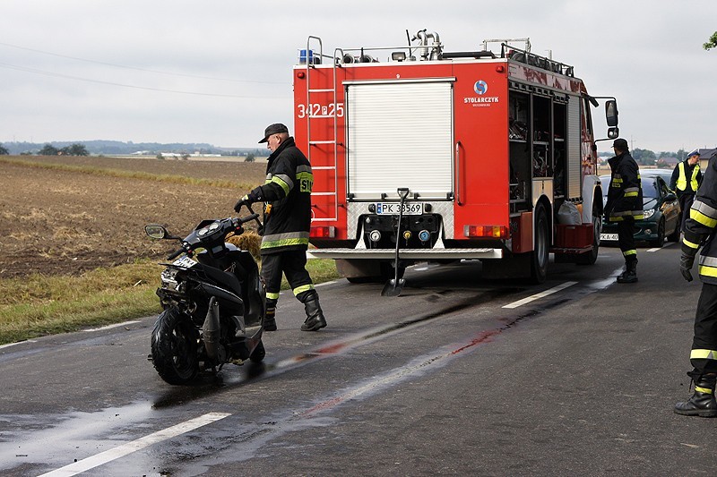 Śmiertelny wypadek w Sierzchowie. Nie żyje 17-letni motorowerzysta. ZDJĘCIA
