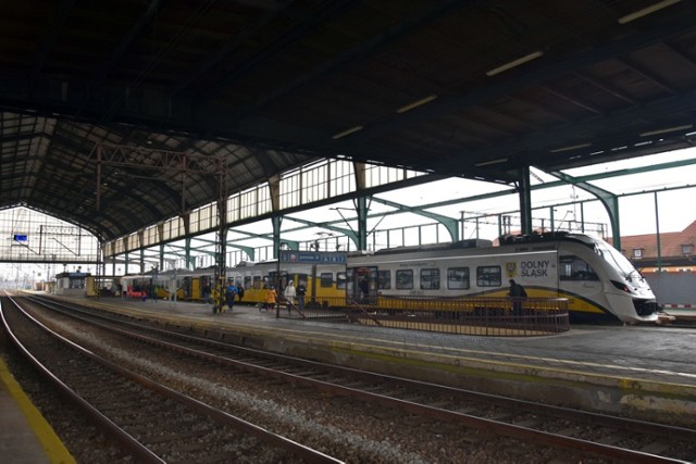 Remont dworca w Legnicy, peron 5 jest już zadaszany.